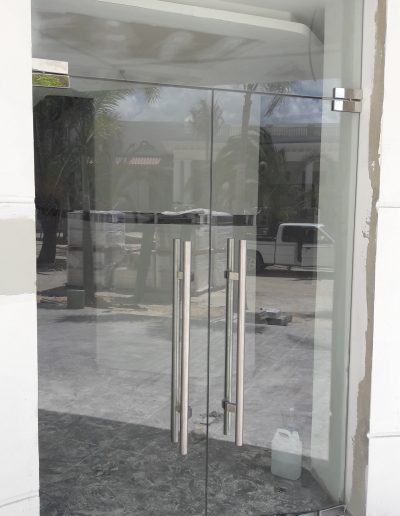 Puerta flotante pivotante en vidro templado