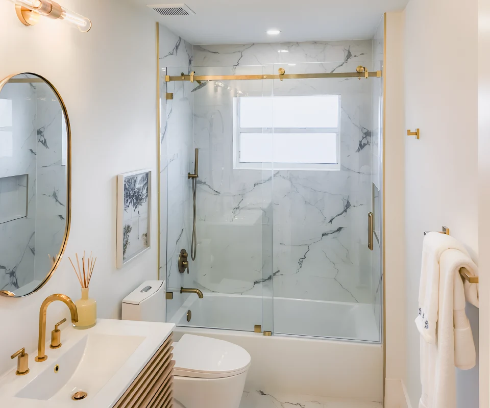 Baño de lujo con mampara de cristal MetalGlass