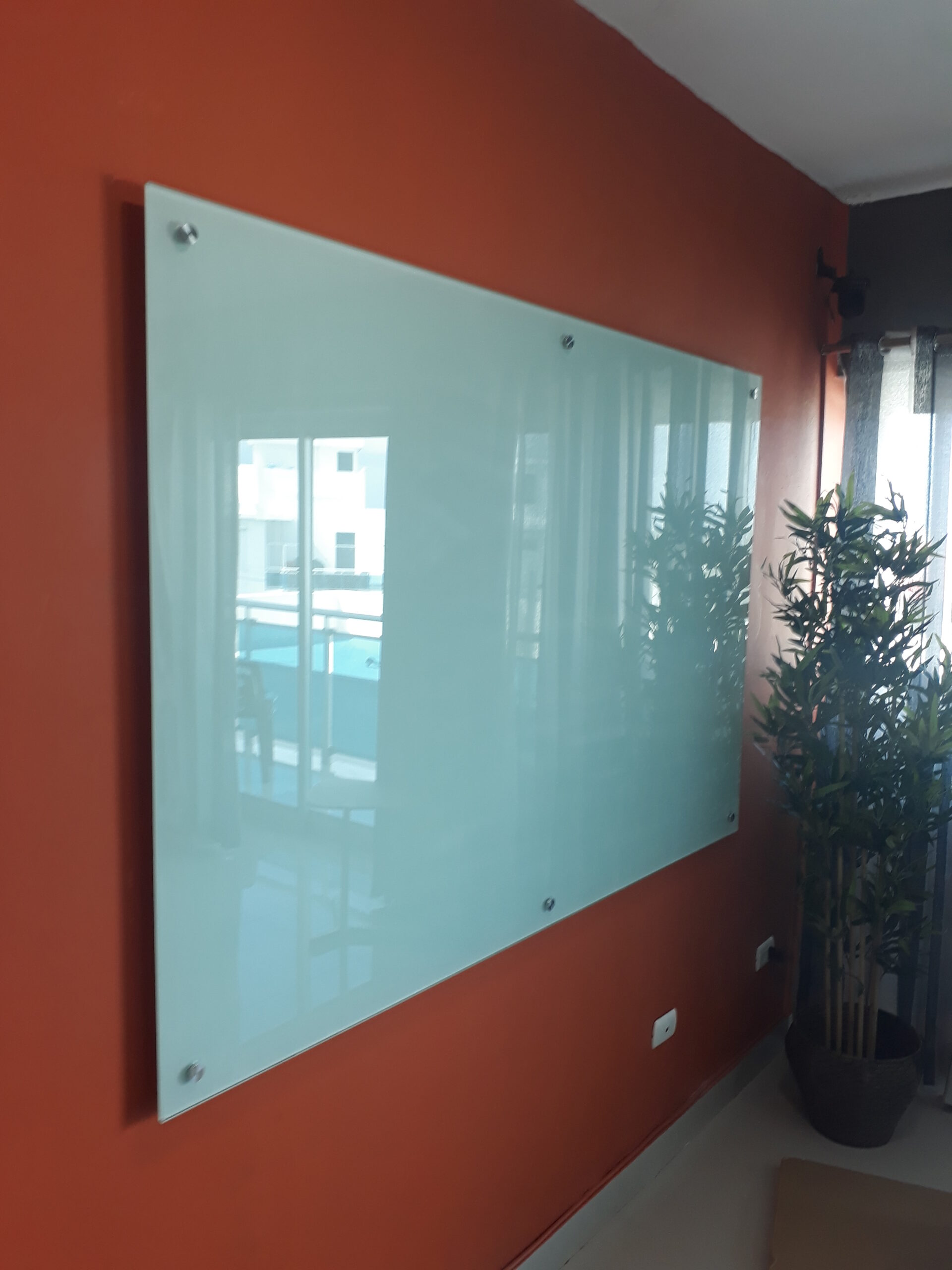 Pizarra de vidrio con vinil instalada