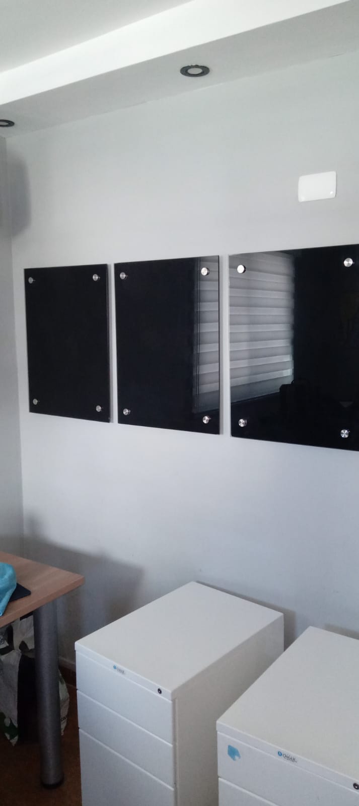 Pizarra de vidrio instalada en oficina